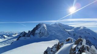 妹が撮影した、モンブランの白銀の峰と青空。澄んだ光に包まれた山の風景。