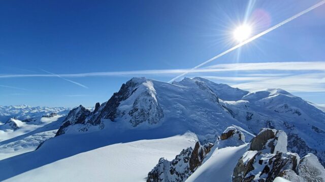 妹が撮影した、モンブランの白銀の峰と青空。澄んだ光に包まれた山の風景。