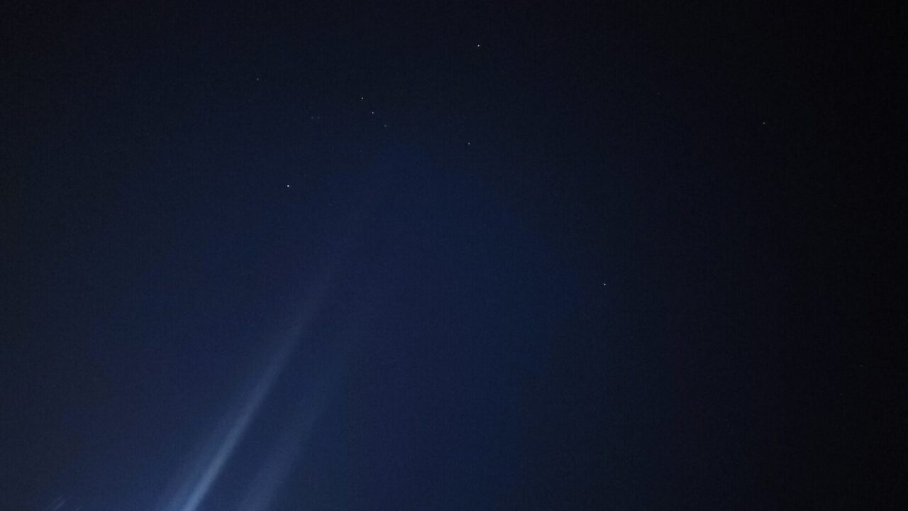 I saw Orion in the sky tonight. 🌠朝5時前に南西のベランダから真上付近にオリオン座が見えた