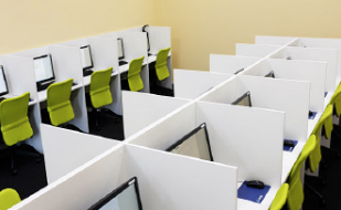 CBTテストセンターの試験空間。パーティションで区切られ試験に集中できるスペース。受験に必要な機器が揃っています。