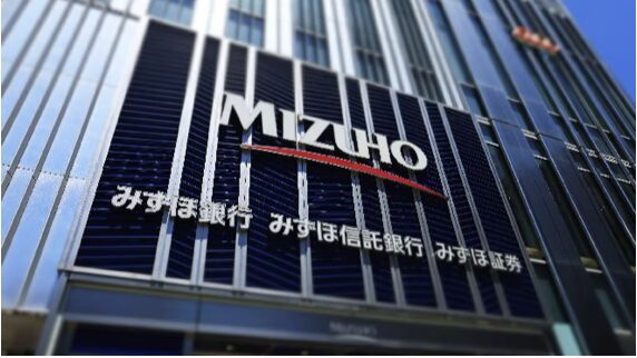 宝くじの運営を担うみずほ銀行のビル。宝くじの裏側に関わる実際の機関を表している。