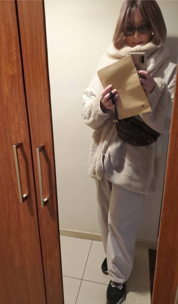 円形脱毛症の体験談で着用しているフルウィッグの着用写真(自然な日常コーデ)