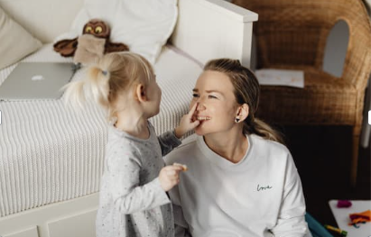 ウィッグ選びに迷う母親を支えてくれた、子どもとのやさしい時間をイメージした写真