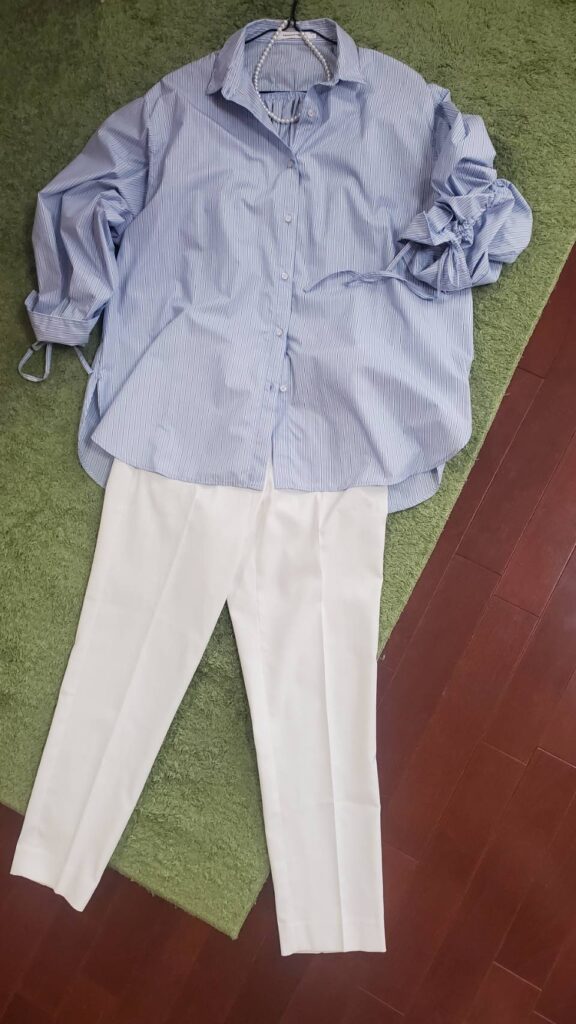 白のパンツとブルーストライプシャツを組み合わせた春夏のコーディネート